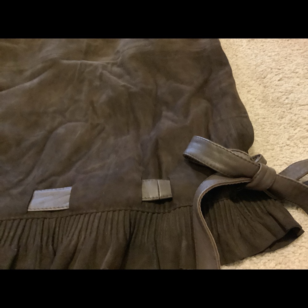Lamb suede skirt with leather bow at hem